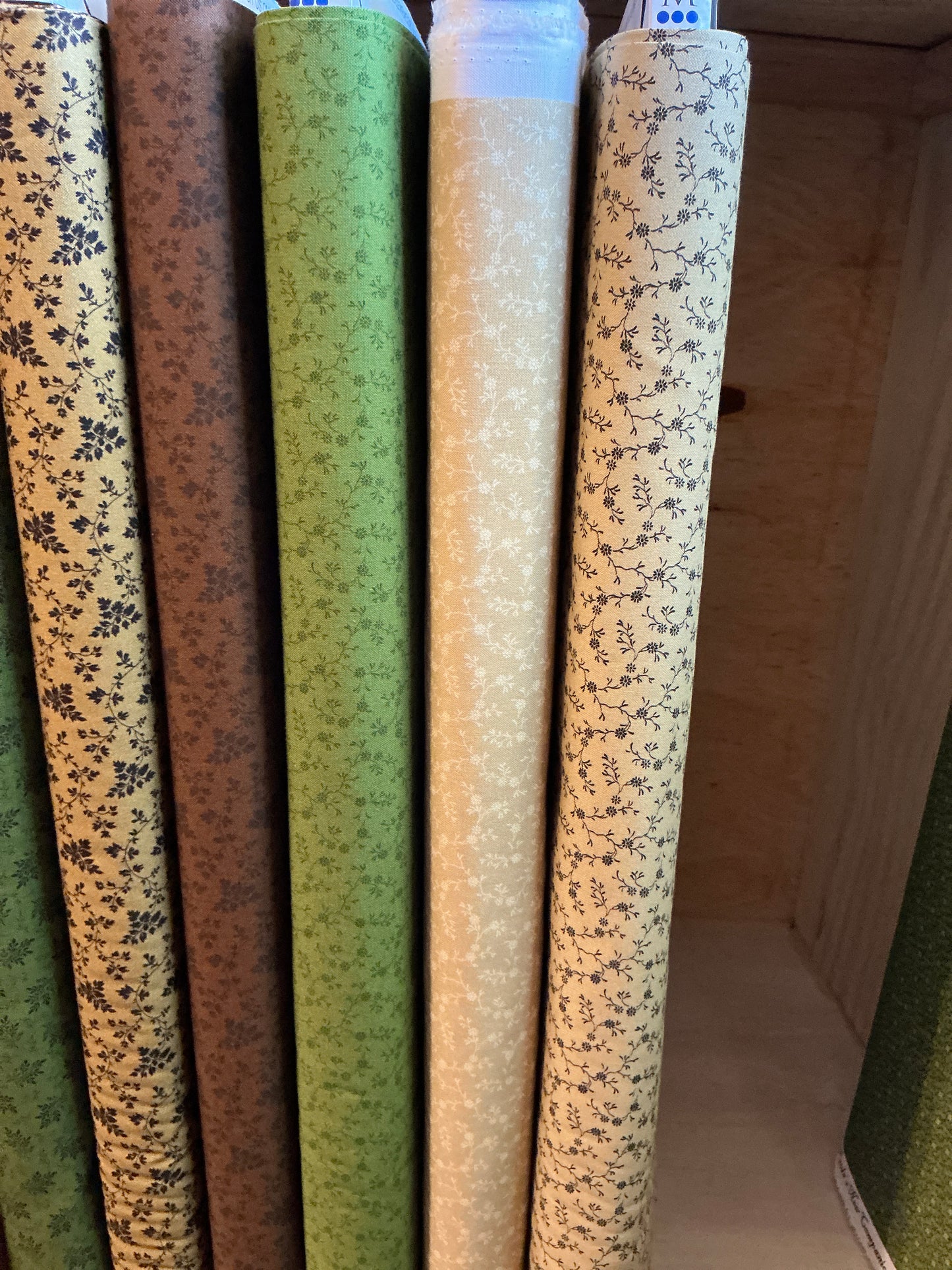 Tossed sprigs green 105D