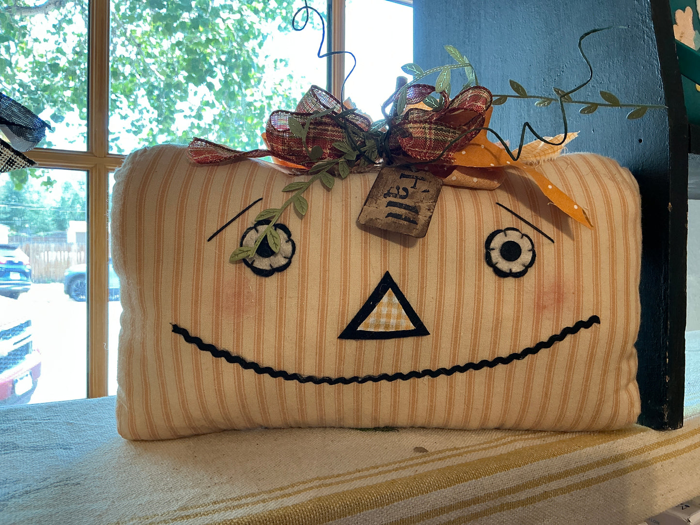 Pumpkin pillow face (large)