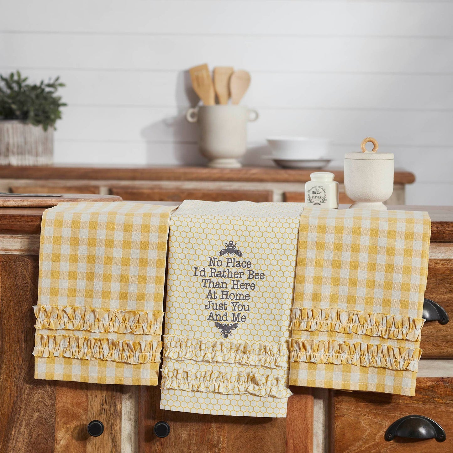 Buzzy Bees Ruffled Tea Towels 19x28”