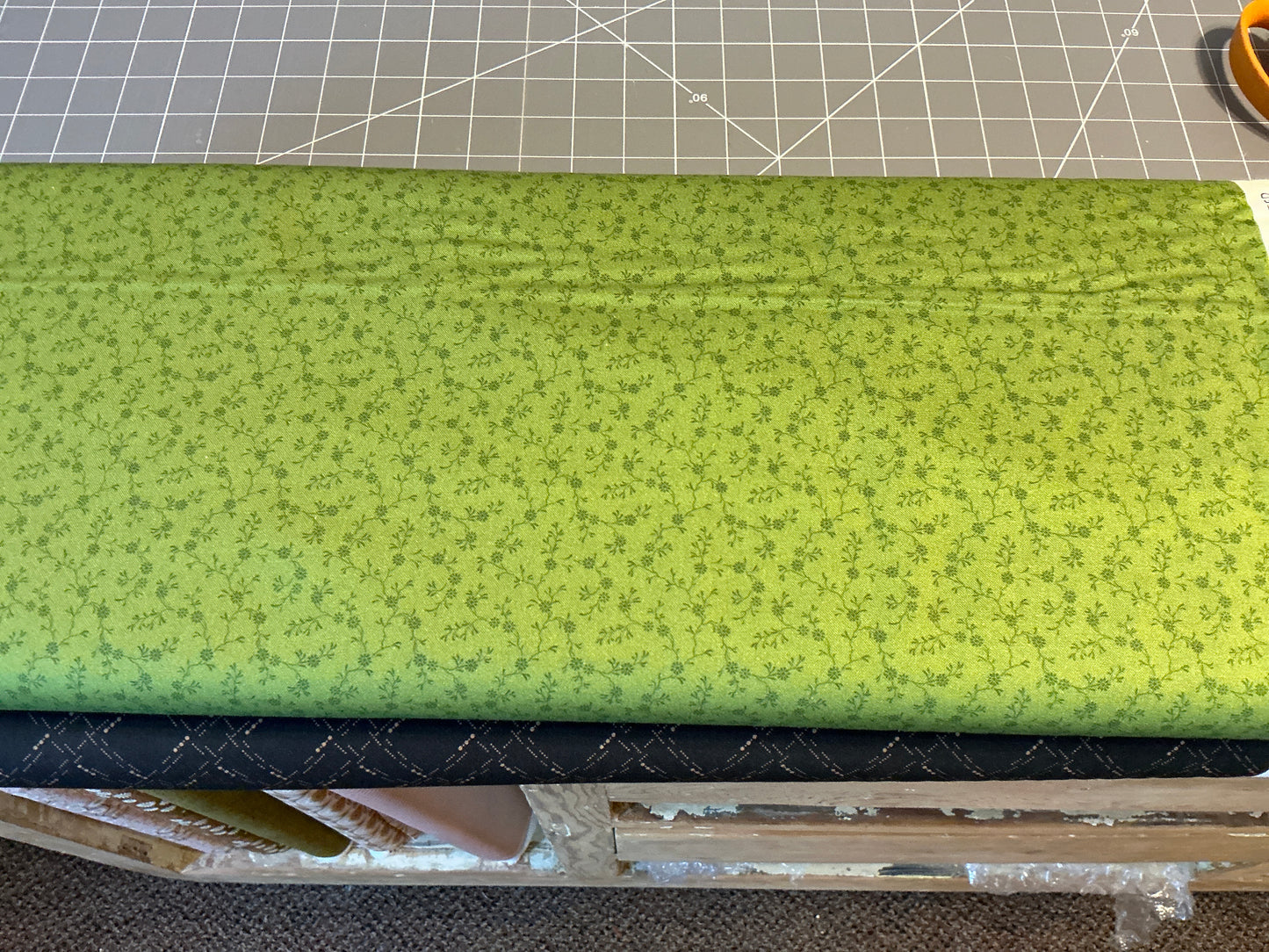 Tossed sprigs green 105D