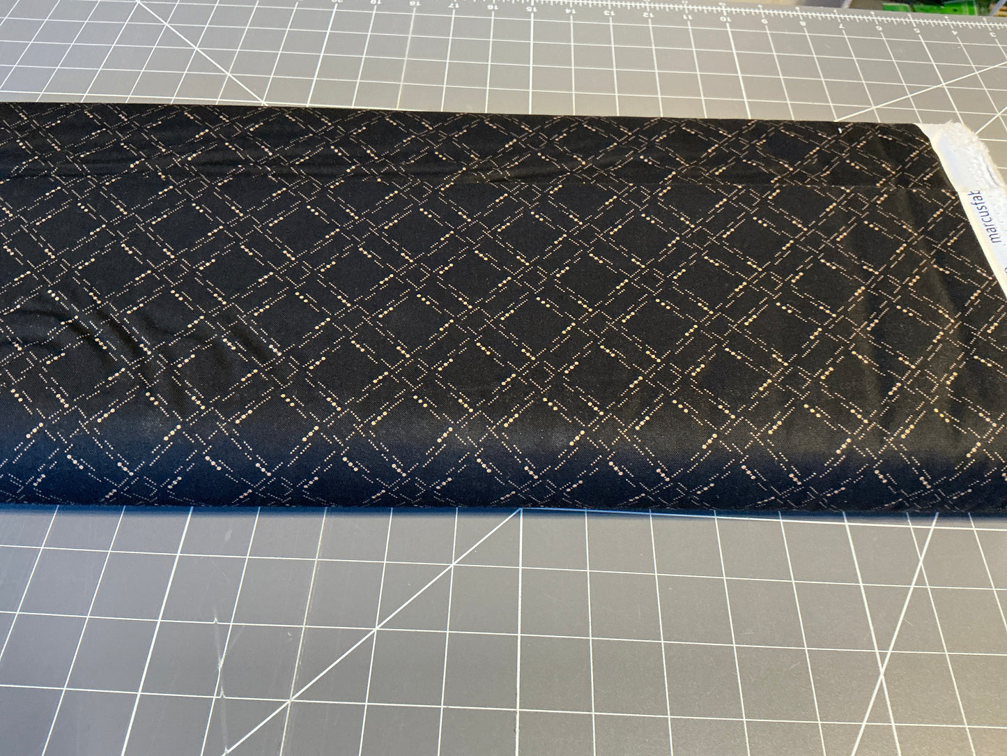 Dotted grid black 1106D