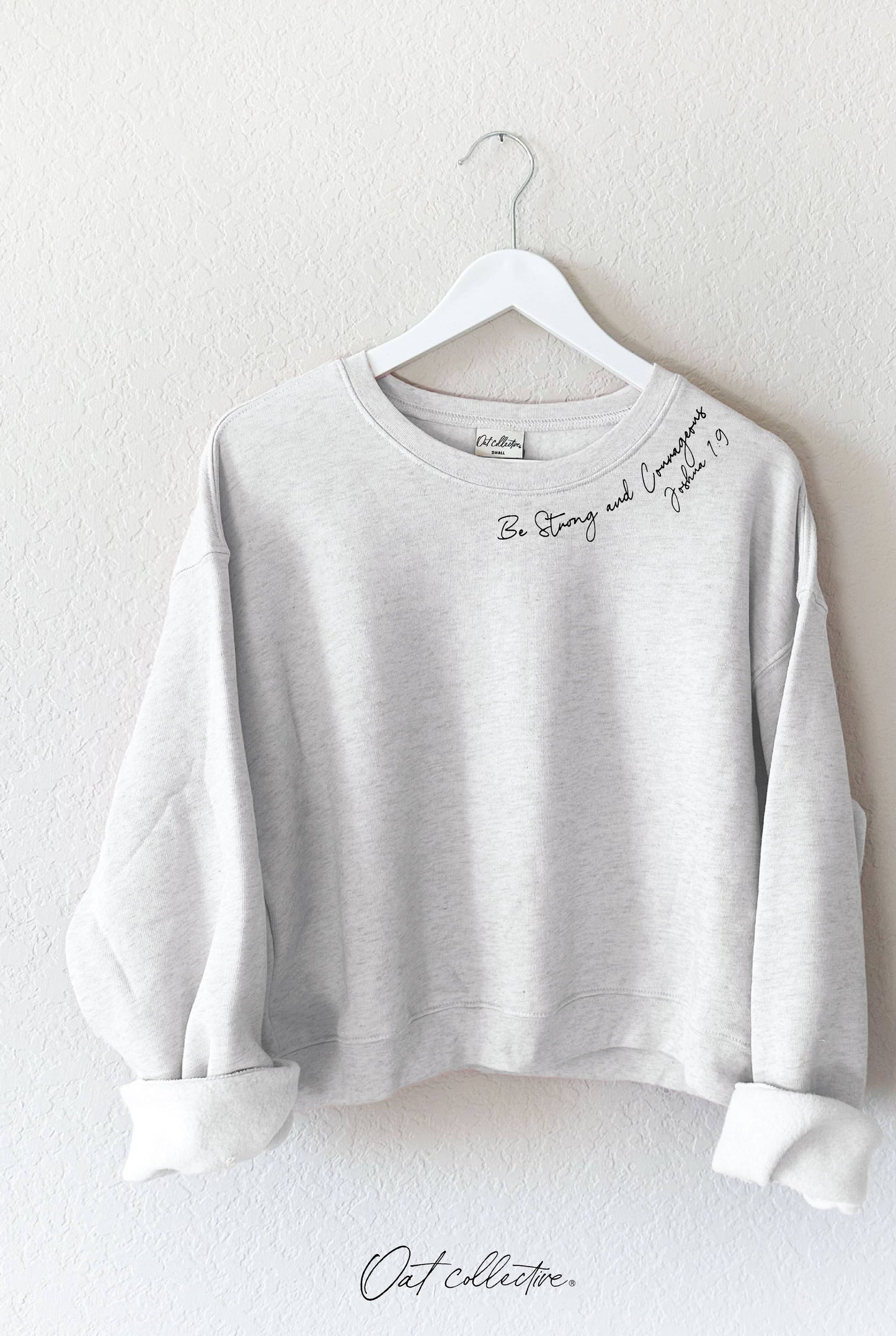 BE STRONG AND COURAGEOUS  Mid Graphic Sweatshirt
