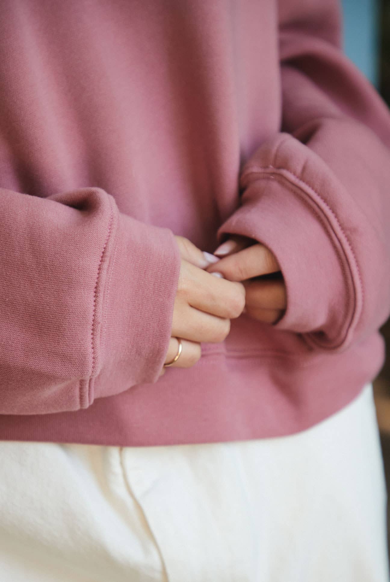 BE STRONG AND COURAGEOUS  Mid Graphic Sweatshirt