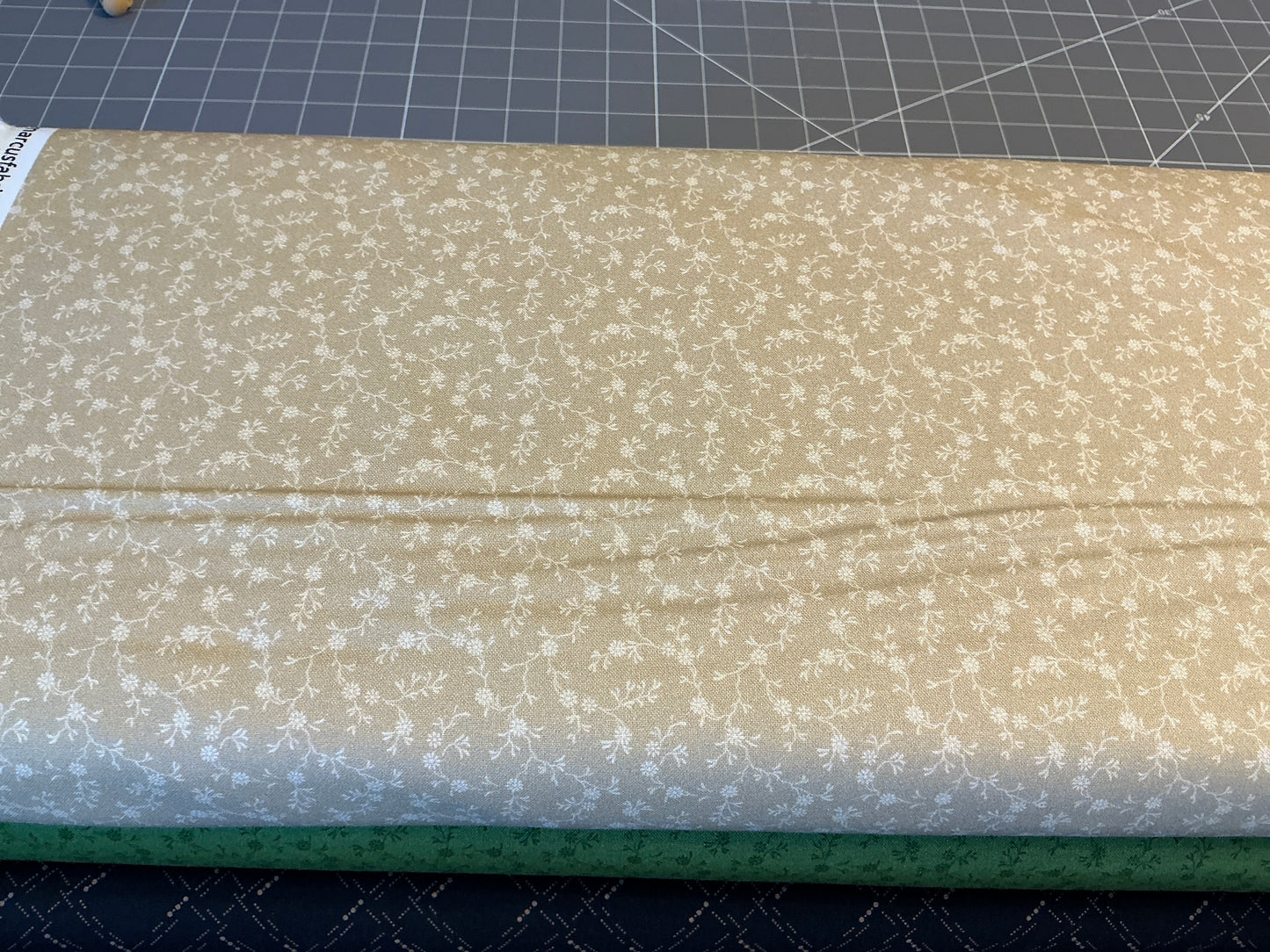 Tossed sprigs cream 105D