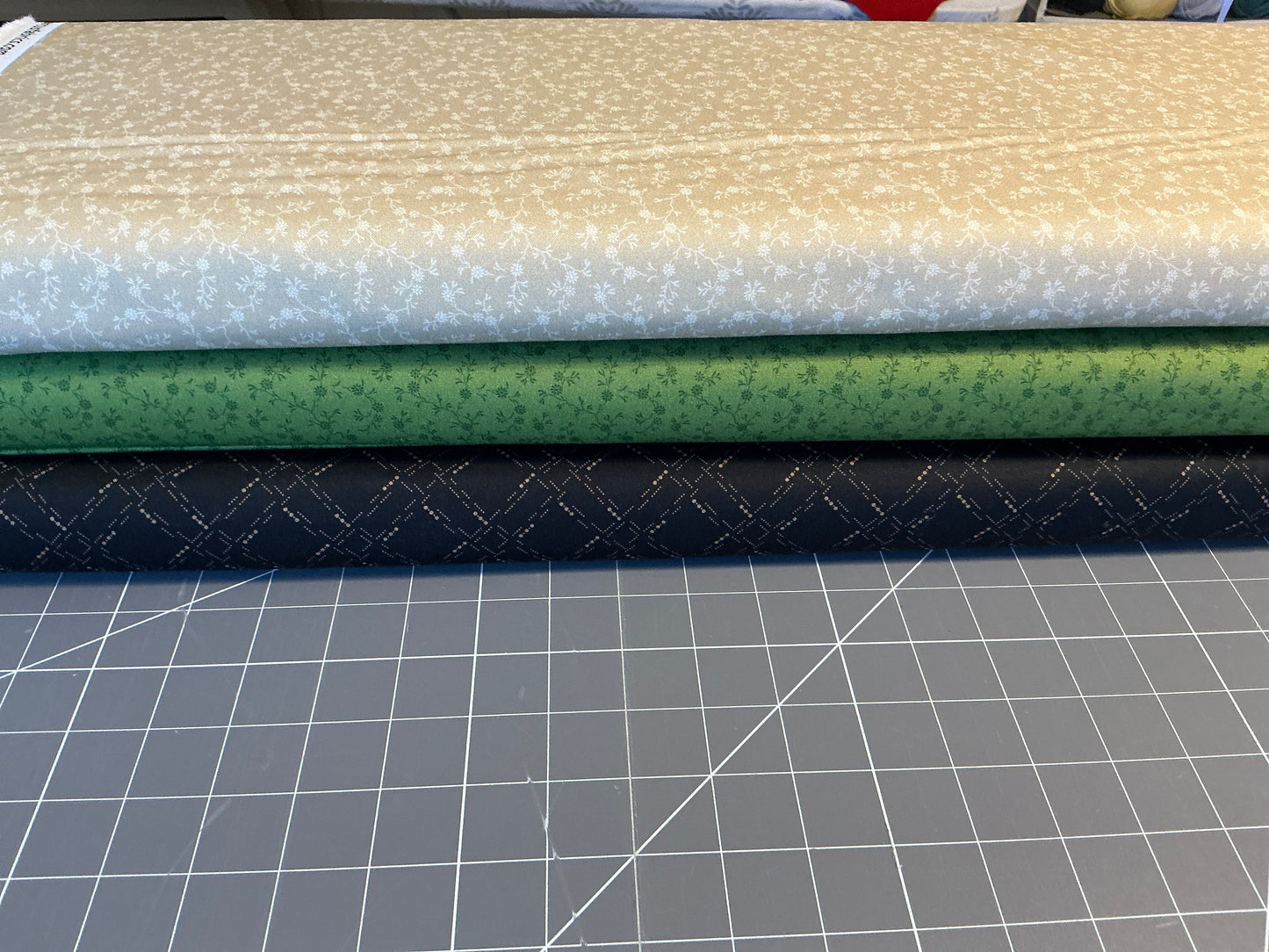 Tossed sprigs cream 105D